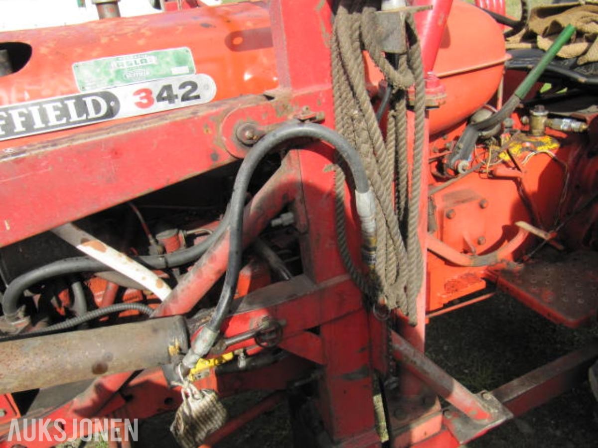 1967 Nuffield 342 traktor med laster